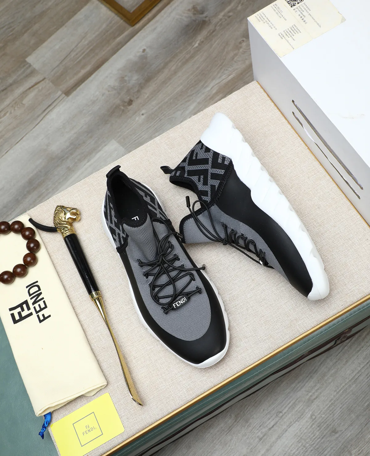 Men's Men's Shoes 💰700 Fendi Fendi's latest Tag series of men's casual mesh sports running shoes, originally purchased and developed, this Tag sports shoe is a one-leg sneaker, made of black high-tech mesh material with gray neoprene details. Oversized FENDI lettering on the side and translucent rubber details. Light and flexible rubber running shoe soles, beautifully packaged at the delivery counter, customized breathable lining, original molded foam rubber outsole, sole thickness: 3.5CM! Size: 39-44 (customized at 38.45.46)